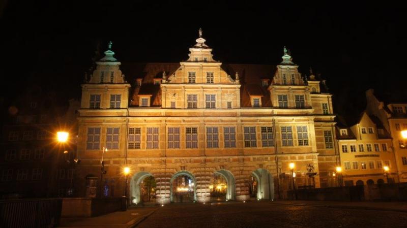 links unten im Dunkeln unser Zimmer  (grünes Tor)