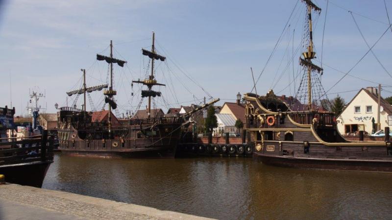 Wikingerschiffe im Hafen von Leba